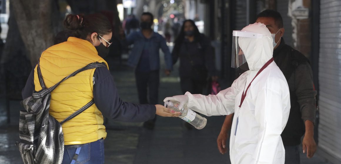 (FOTOS Y VIDEO) Reparten gel antibacterial a transeúntes en el Centro Histórico