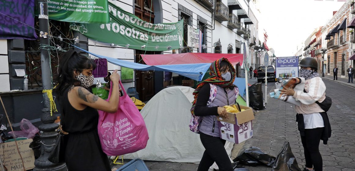 (FOTOS Y VIDEO) 25 días después feministas levantan plantón en el Congreso de Puebla