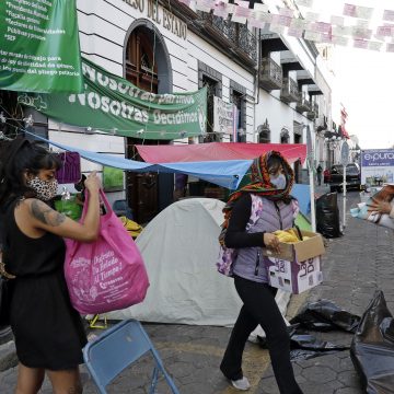 (FOTOS Y VIDEO) 25 días después feministas levantan plantón en el Congreso de Puebla
