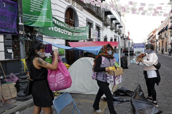 (FOTOS Y VIDEO) 25 días después feministas levantan plantón en el Congreso de Puebla