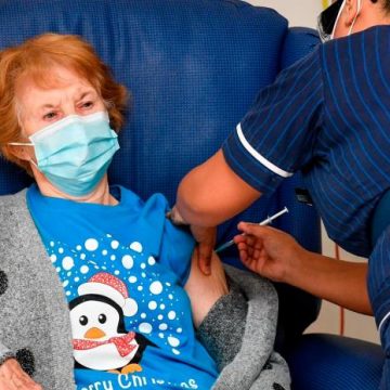 Mujer de 90 años recibe la primera vacuna en el mundo contra el COVID-19
