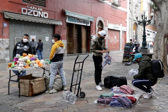 (FOTOS Y VIDEO) Ambulantes instalan puestos a pesar de la prohibición