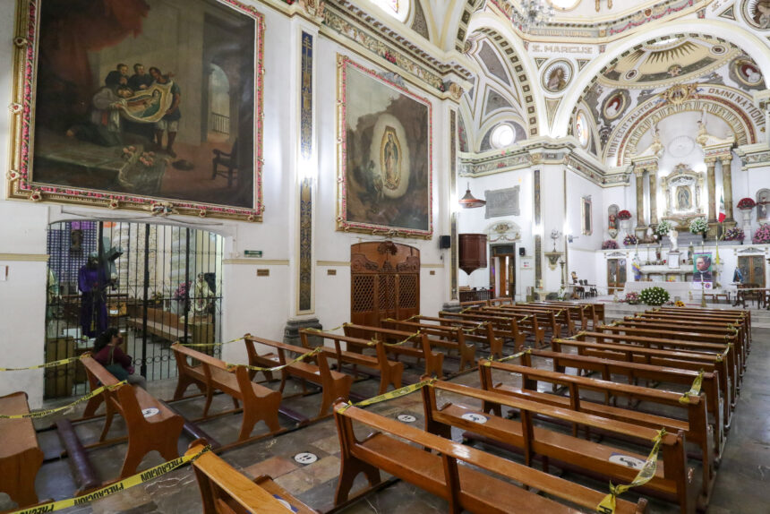 Se colocan cintas para poder restringir la zona y mantener la sana distancia en la iglesia De la Villa de Guadalupe, previo al 12 de diciembre