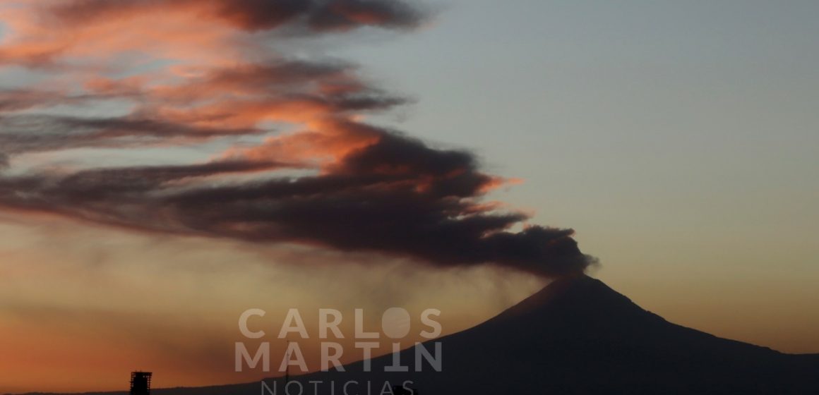 Espectacular atardecer con fumarola del volcán Popocatépetl