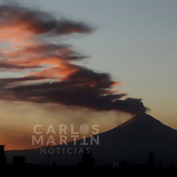 Espectacular atardecer con fumarola del volcán Popocatépetl
