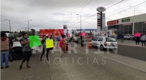 (VIDEO) Bloquean Periférico Ecológico integrantes de gimnasios por cierre de sus negocios