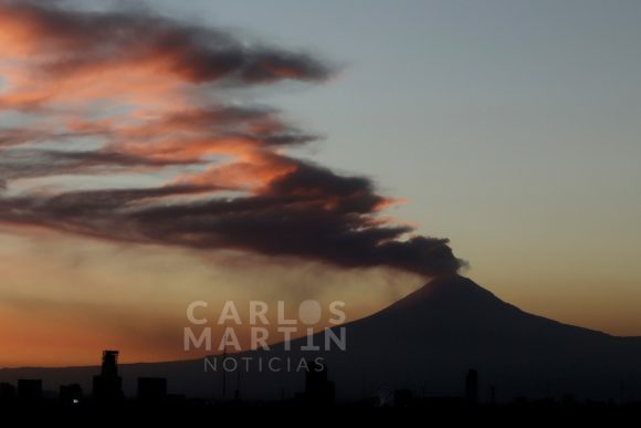 Espectacular atardecer con fumarola del volcán Popocatépetl