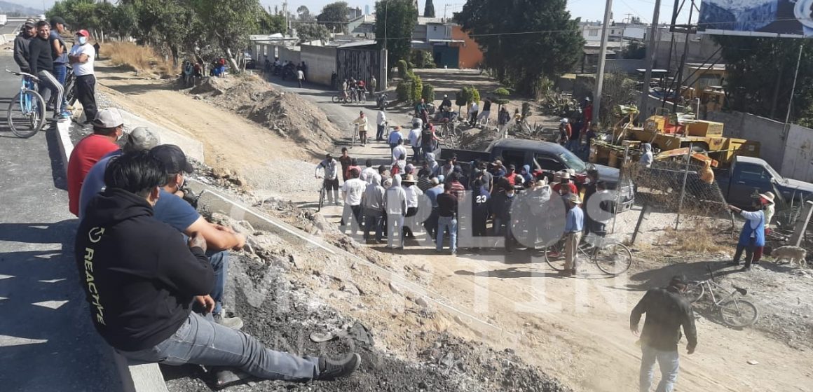 Bloquean la Puebla-México por obras inconclusas