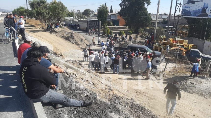 Bloquean la Puebla-México por obras inconclusas