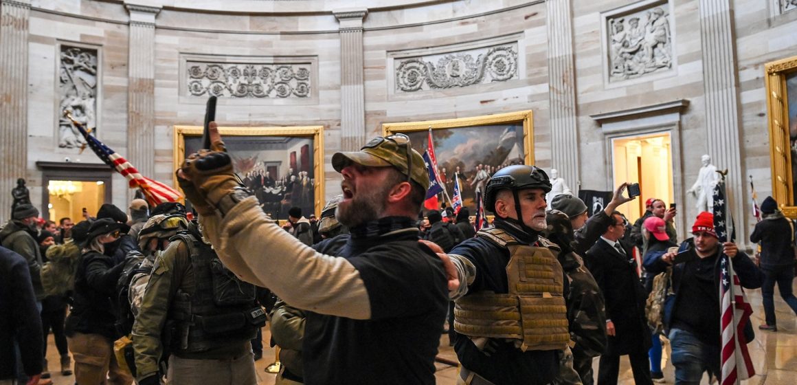 (FOTOS Y VIDEO) Manifestantes pro Trump ingresan a Capitolio y suspenden sesión