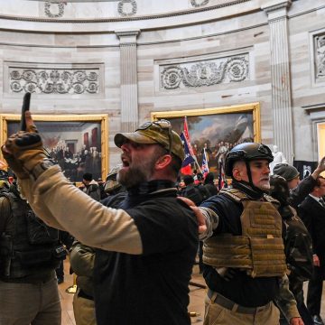 (FOTOS Y VIDEO) Manifestantes pro Trump ingresan a Capitolio y suspenden sesión