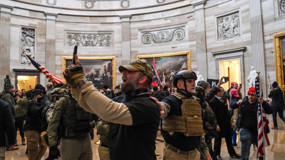 (FOTOS Y VIDEO) Manifestantes pro Trump ingresan a Capitolio y suspenden sesión