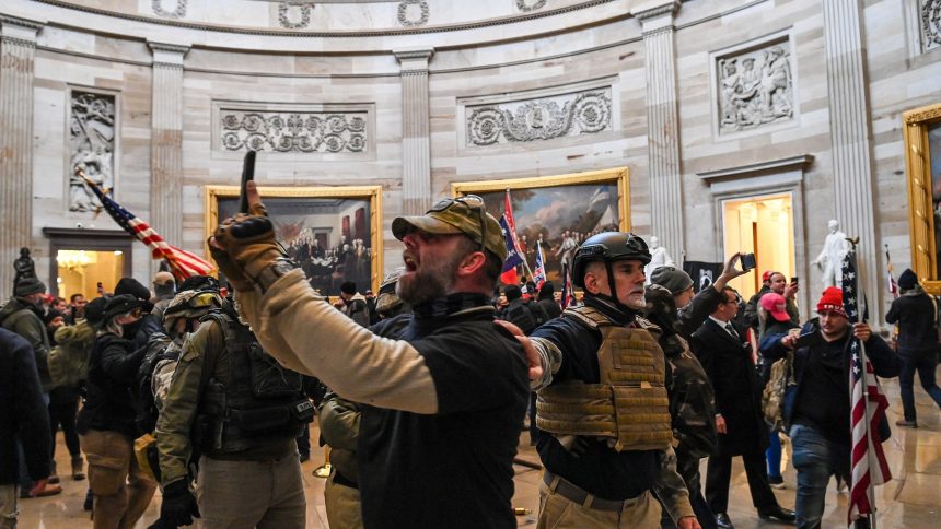 105 (FOTOS Y VIDEO) Manifestantes pro Trump ingresan a Capitolio y suspenden sesión