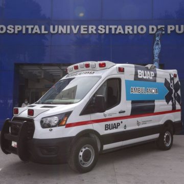 Ayuntamiento de Puebla dona ambulancia a la BUAP para fortalecer atención de la salud