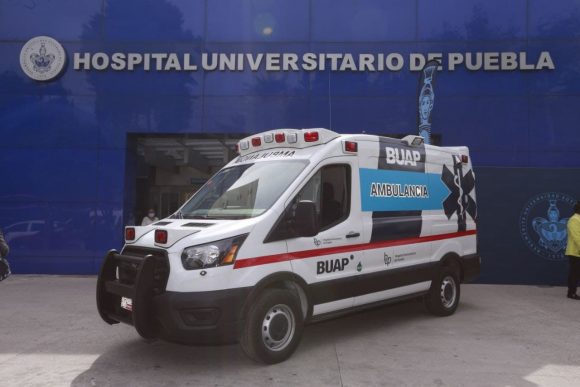 Ayuntamiento de Puebla dona ambulancia a la BUAP para fortalecer atención de la salud