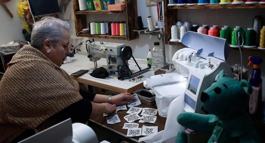Crea osos con ropa de víctimas muertas por Covid-19 para recordarlos.