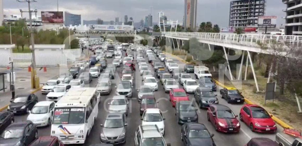 (FOTOS Y VIDEO) Grupo de panistas bloquean la Vía Atlixcáyotl por la designación de candidaturas