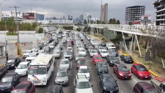 (FOTOS Y VIDEO) Grupo de panistas bloquean la Vía Atlixcáyotl por la designación de candidaturas