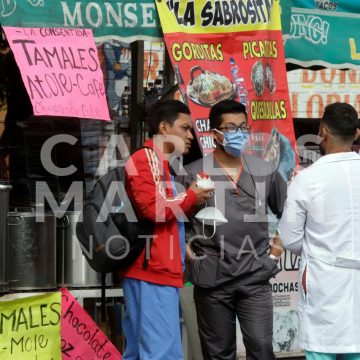 (FOTOS) Personas consumen alimentos en puestos de vendedores ambulantes