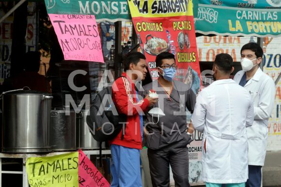 (FOTOS) Personas consumen alimentos en puestos de vendedores ambulantes