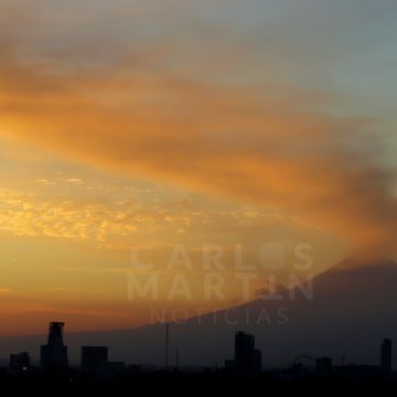 Con fumarola del volcán Popocatépetl, atardece hoy en la ciudad
