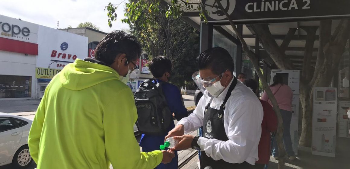 Protestan Restauranteros de CANIRAC entregando gel y cubrebocas