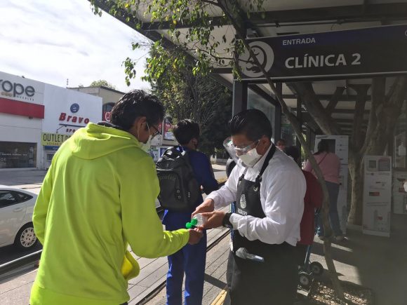 Protestan Restauranteros de CANIRAC entregando gel y cubrebocas