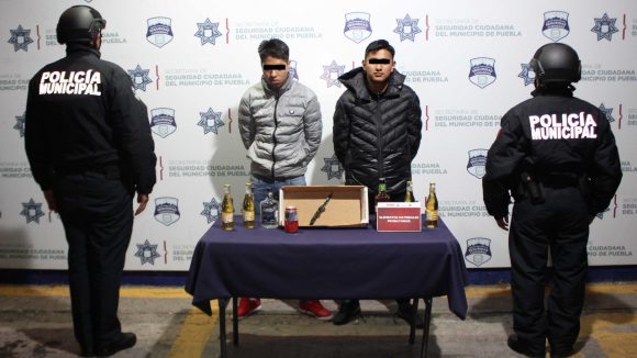 Detuvo policía municipal dos probables asaltantes de OXXO