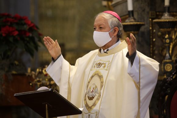 (FOTOS Y VIDEO) A puerta cerrada se celebra misa dominical