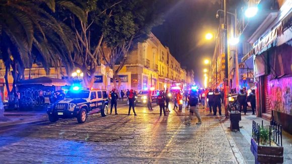 Con granaderos Ayuntamiento impide la instalación de ambulantes en el centro