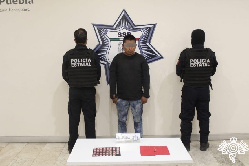 En Coronango, Policía Estatal detiene a presunto narcomenudista