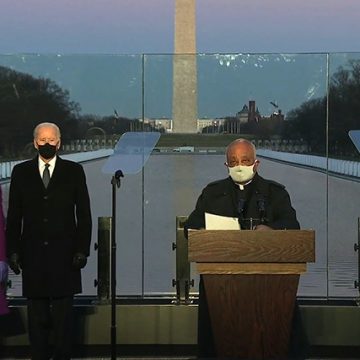 Rinde Biden homenaje a los más de 400 mil muertos por Covid en el monumento a Lincoln