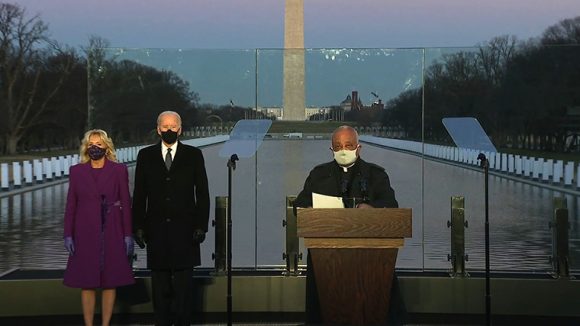 Rinde Biden homenaje a los más de 400 mil muertos por Covid en el monumento a Lincoln