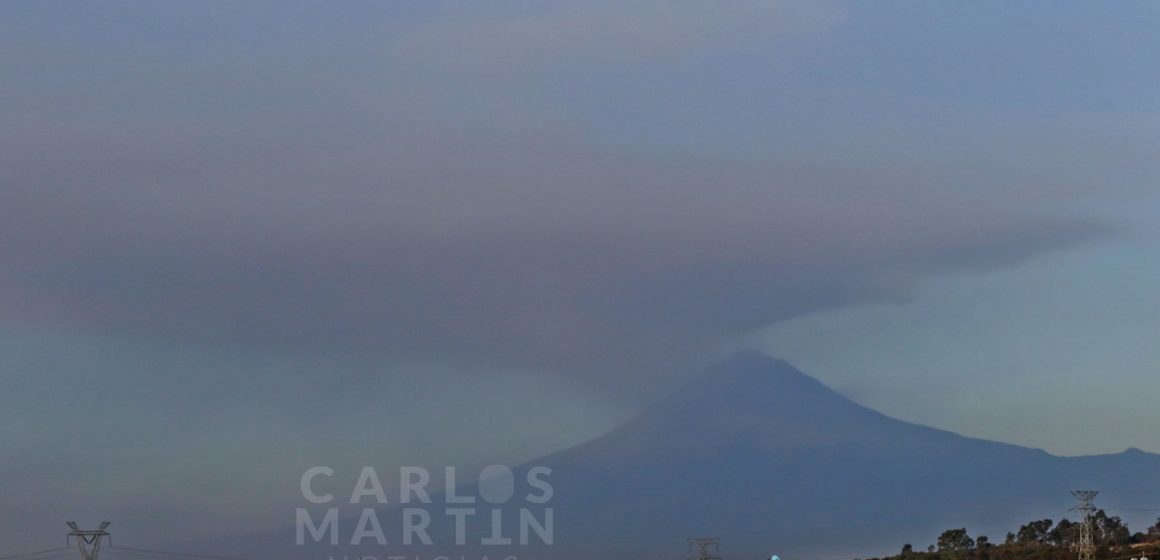 (FOTOS) El volcán continúa con exhalación de ceniza