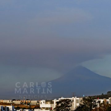 (FOTOS) El volcán continúa con exhalación de ceniza