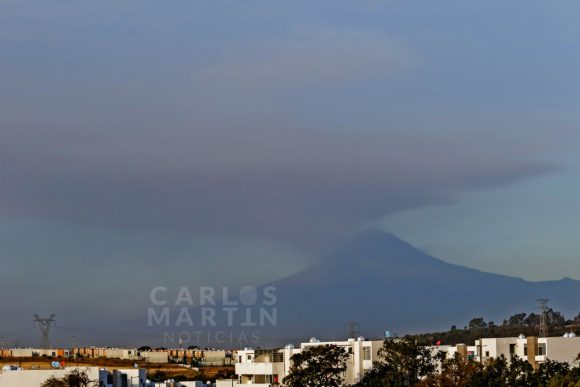 (FOTOS) El volcán continúa con exhalación de ceniza