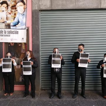 Con el sonido de silbatos, comercios poblanos demandan los dejen trabajar