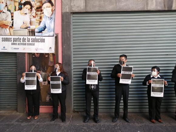 Con el sonido de silbatos, comercios poblanos demandan los dejen trabajar