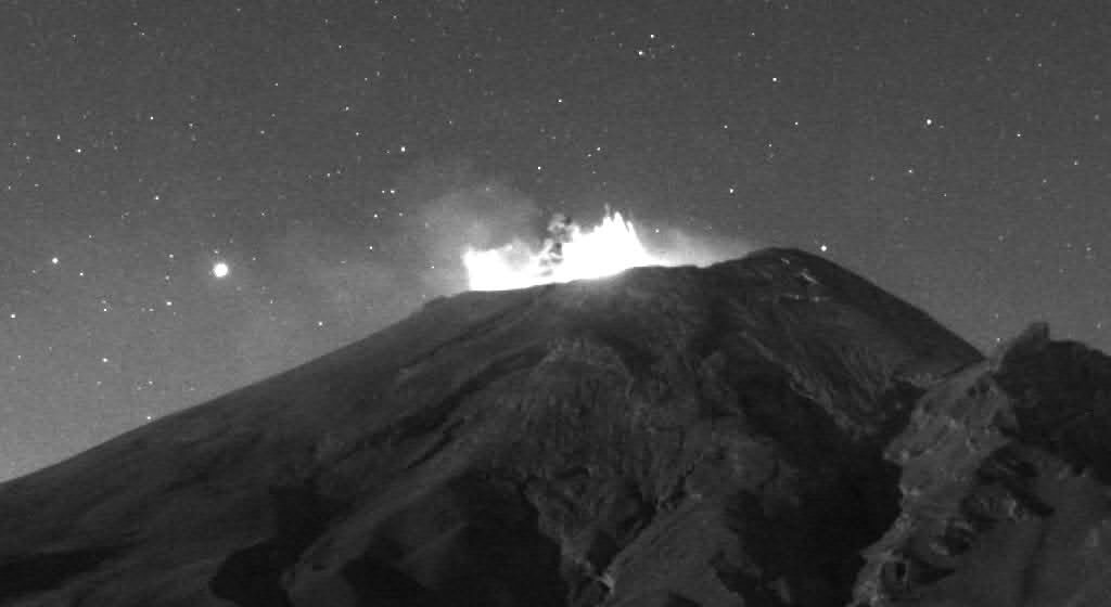 (VIDEO) El volcán Popocatépetl registró tremor, emisiones de vapor y ceniza