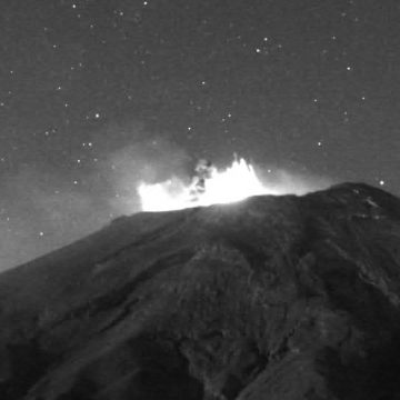 (VIDEO) El volcán Popocatépetl registró tremor, emisiones de vapor y ceniza