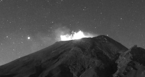 (VIDEO) El volcán Popocatépetl registró tremor, emisiones de vapor y ceniza