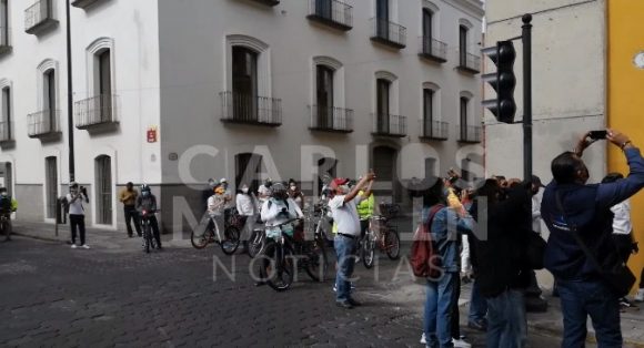 (VIDEO) Colocan nuevamente bicicleta blanca en homenaje a ciclista atropellado; la anterior fue robada