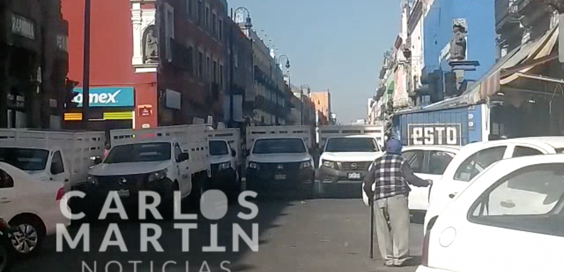 (VIDEO) Ayuntamiento coloca vehículos en la 8 Poniente