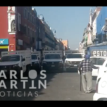 (VIDEO) Ayuntamiento coloca vehículos en la 8 Poniente