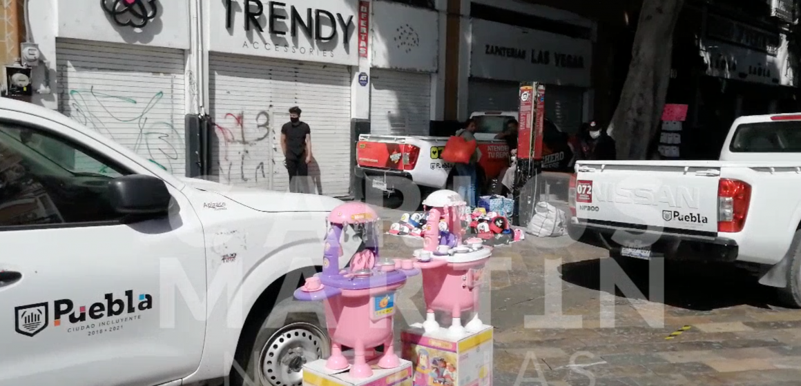 (VIDEO) Se instalan vendedores ambulantes en la calle 5 de Mayo y la 8 Poniente