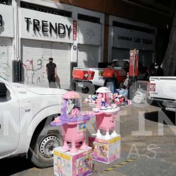 (VIDEO) Se instalan vendedores ambulantes en la calle 5 de Mayo y la 8 Poniente