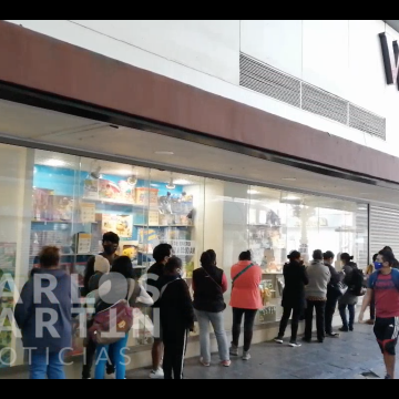 (FOTOS Y VIDEO) Compradores hacen fila en la tienda Woolworth