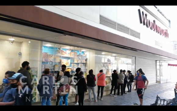 (FOTOS Y VIDEO) Compradores hacen fila en la tienda Woolworth