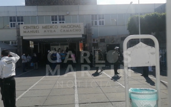 (VIDEO) Espera turno personal de salud para recibir la vacuna en el Hospital IMSS San José