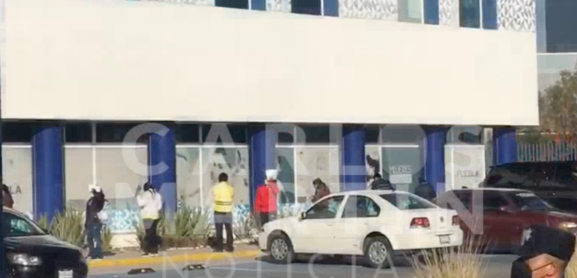 (FOTOS Y VIDEO) Personal médico aguarda turno para aplicarse la vacuna en el Hospital General de Cholula